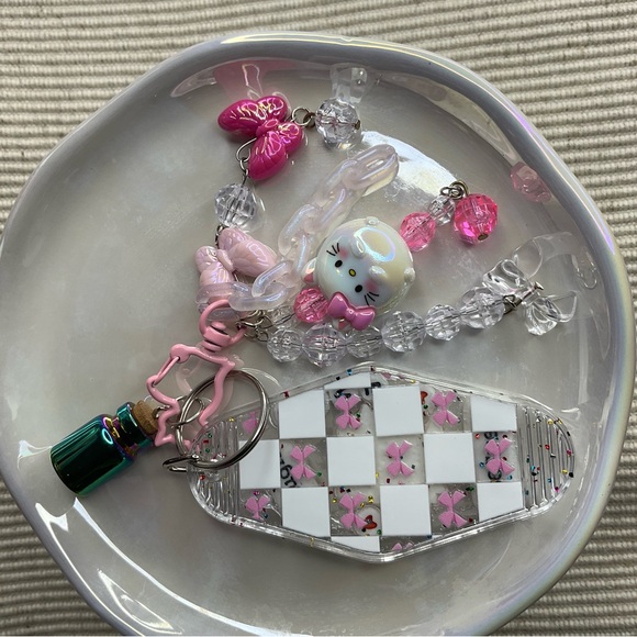 Hello Kitty Keychain – Cute & Compact! - Picture 4 of 4